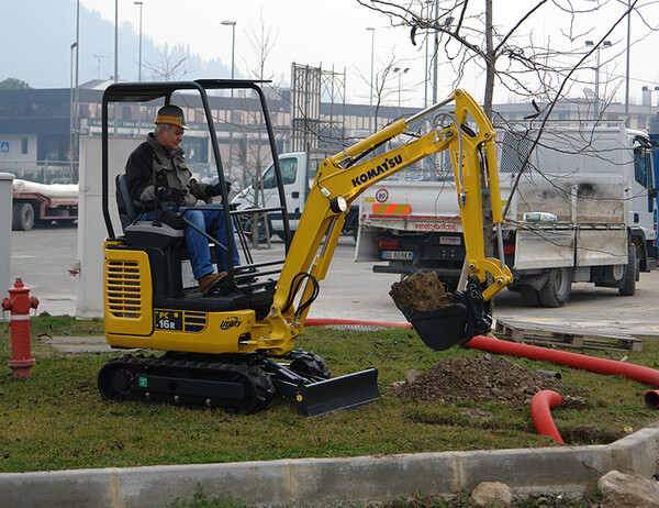 Komatsu PC16R-3 minigraver